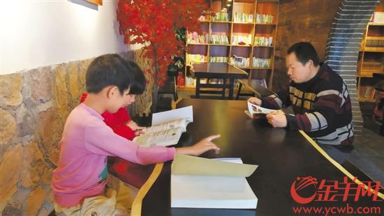 周所村的盛文书屋成村民阅读休闲的“宝地”。