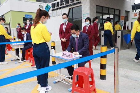 狮山实验学校进行返校演练。 狮山实验学校进行返校演练。