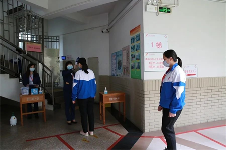 为返校复学做准备,华英学校开展学生宿舍区疫情防控应急演练。 为返校复学做准备,华英学校开展学生宿舍区疫情防控应急演练。