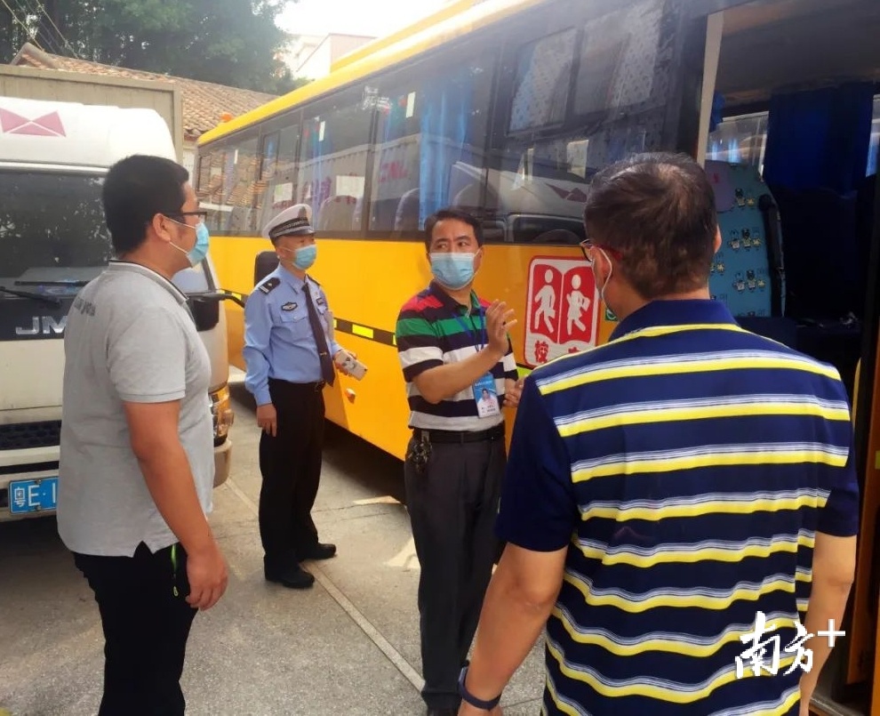 三水区教育局联合市公安三水分局交警大队对全区校车安全状况开展专项检查。 三水区教育局供图