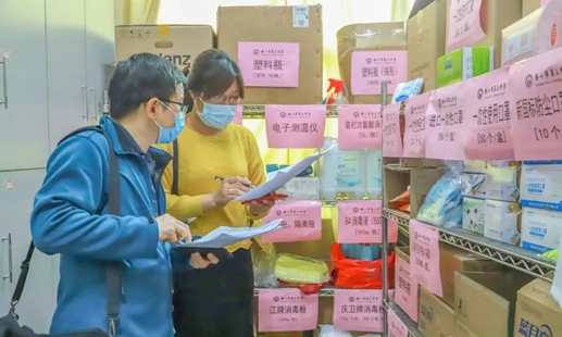 佛山三中物资储备室,洗手液、口罩、消毒液等物资储备充足。 佛山三中物资储备室,洗手液、口罩、消毒液等物资储备充足。