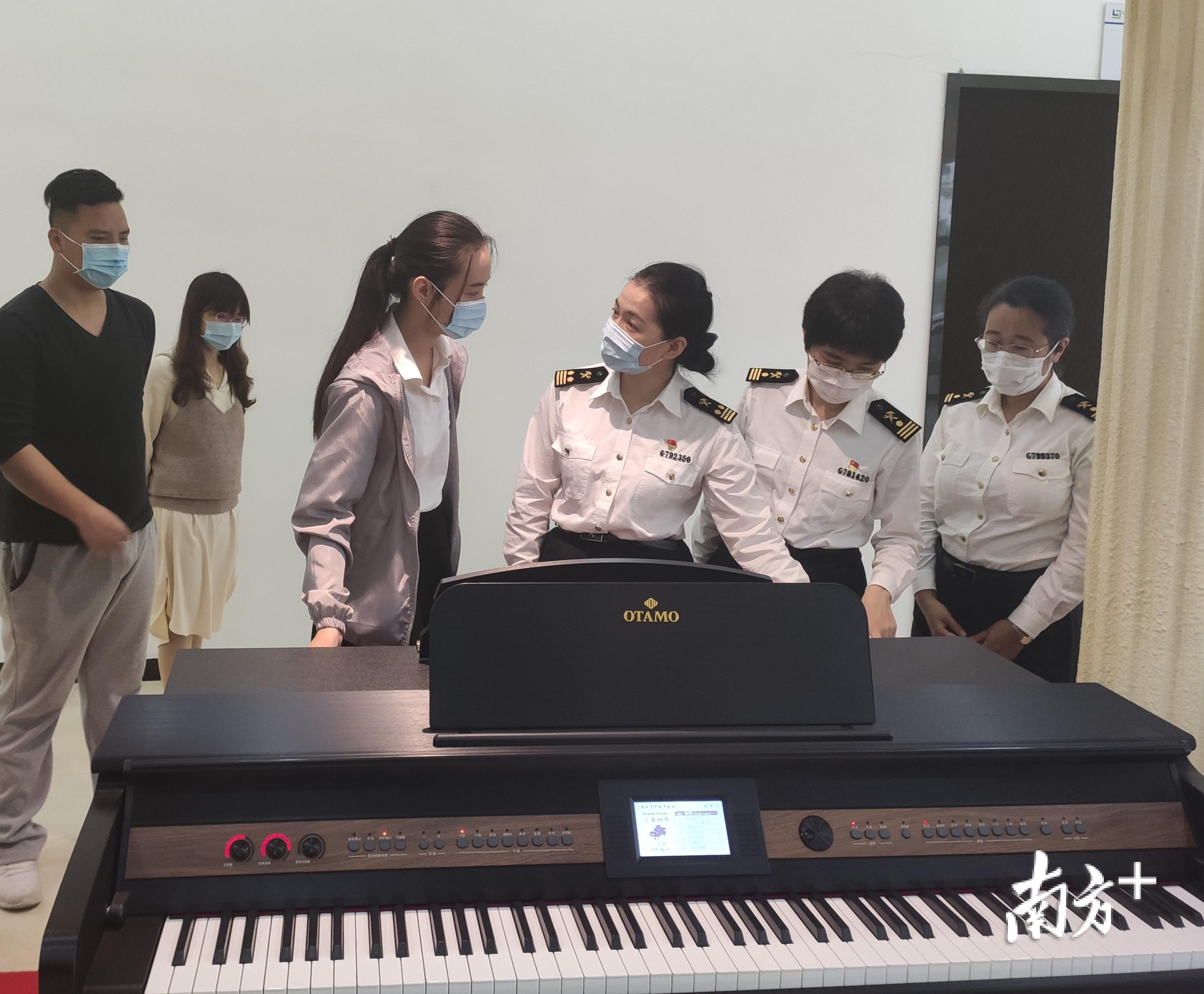 湛江海关所属霞海海关关员查看电子钢琴成品。