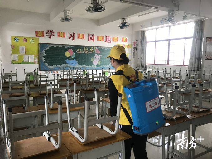 英德市第一小学全面进行校园消杀。 英德市第一小学全面进行校园消杀。