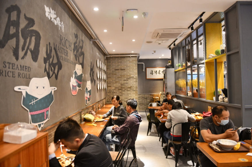 午饭时间，位于创意产业园的有米师傅店内不少市民在用餐。南方日报记者 戴嘉信 摄