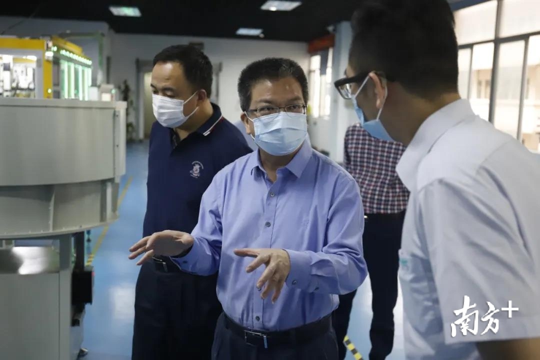 虎门镇委副书记、镇长王耀明调研其经济发展情况