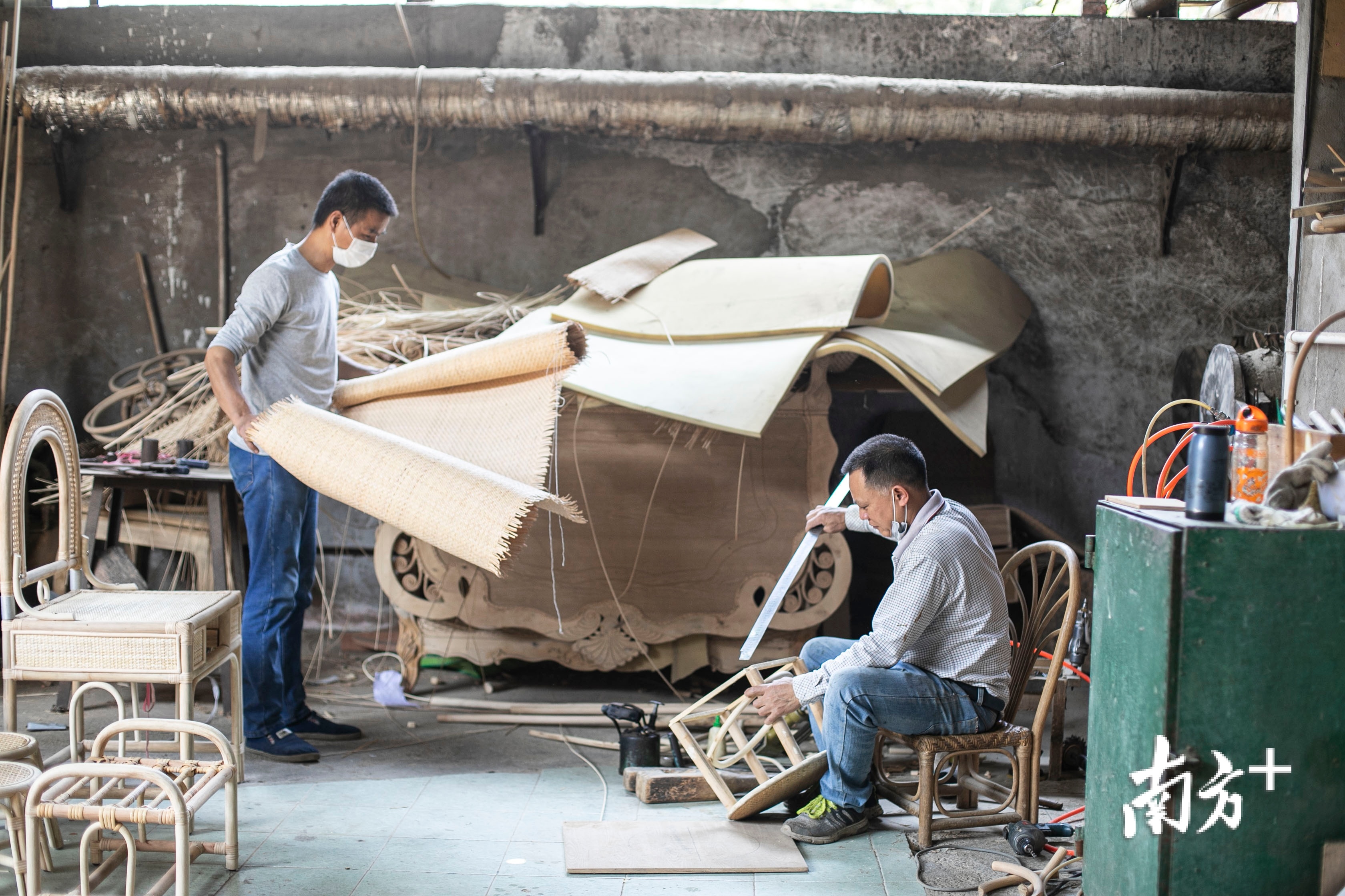 廖祁君（左）和廖胜群正在用藤草编织家具。李田恬 摄