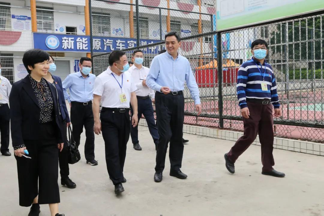 市委书记李红军在南方技师学院调研学校疫情防控和复学准备工作。