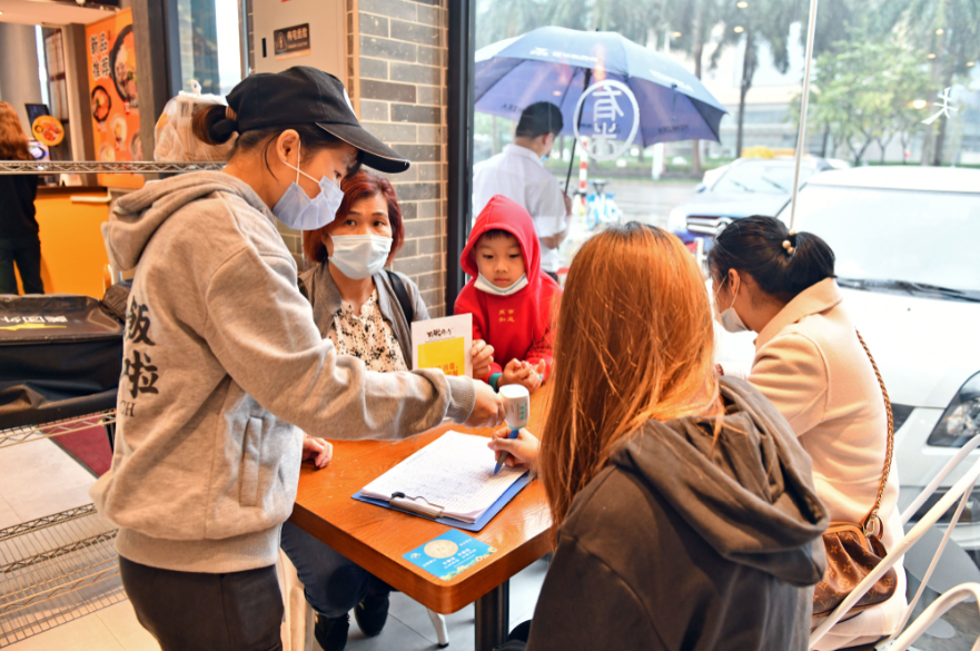 位于创意产业园的有米师傅，堂食的市民进店都需要测量体温和登记。南方日报记者 戴嘉信 摄
