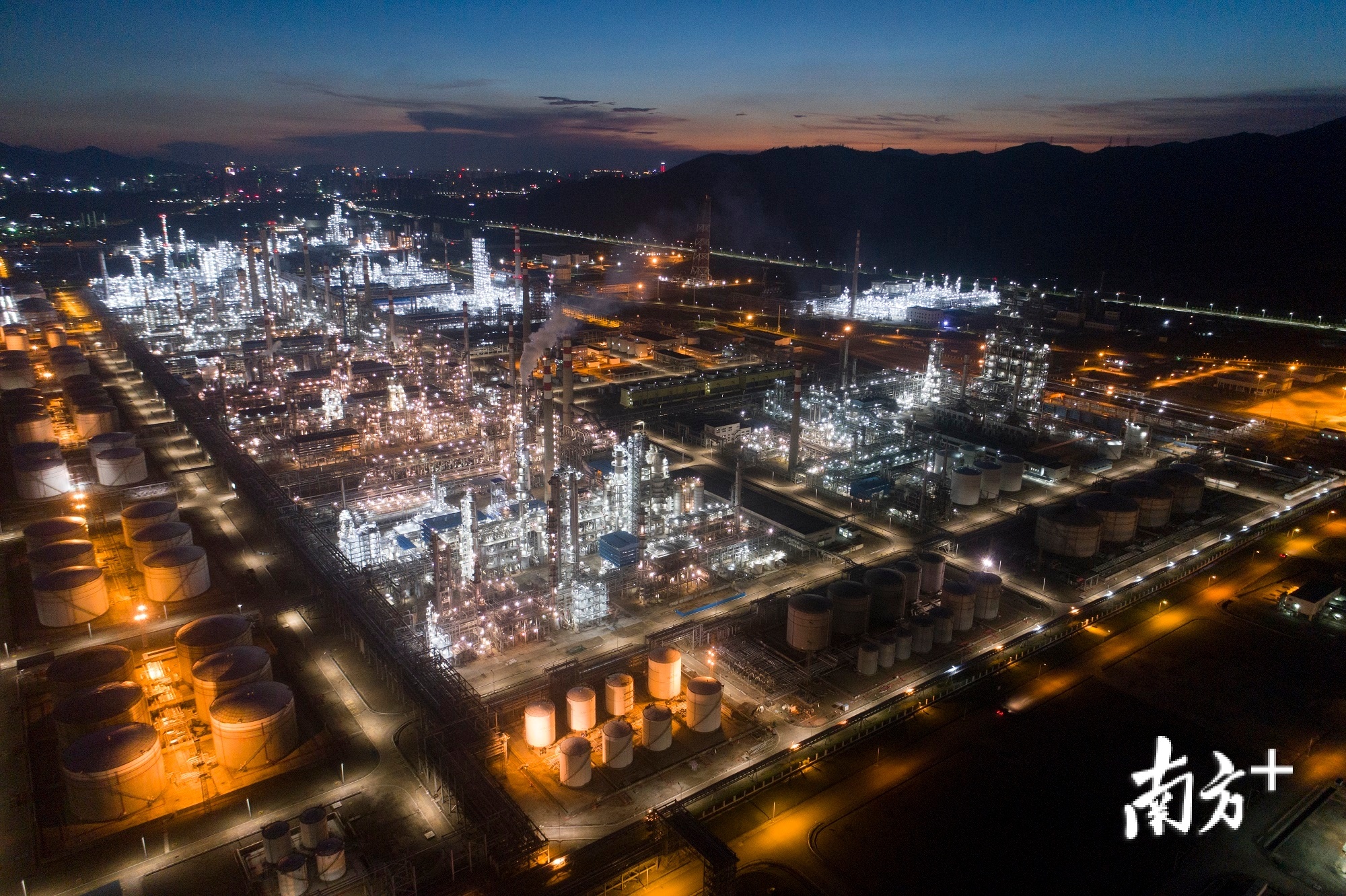 夜色下的大亚湾石化区。 夜色下的大亚湾石化区。