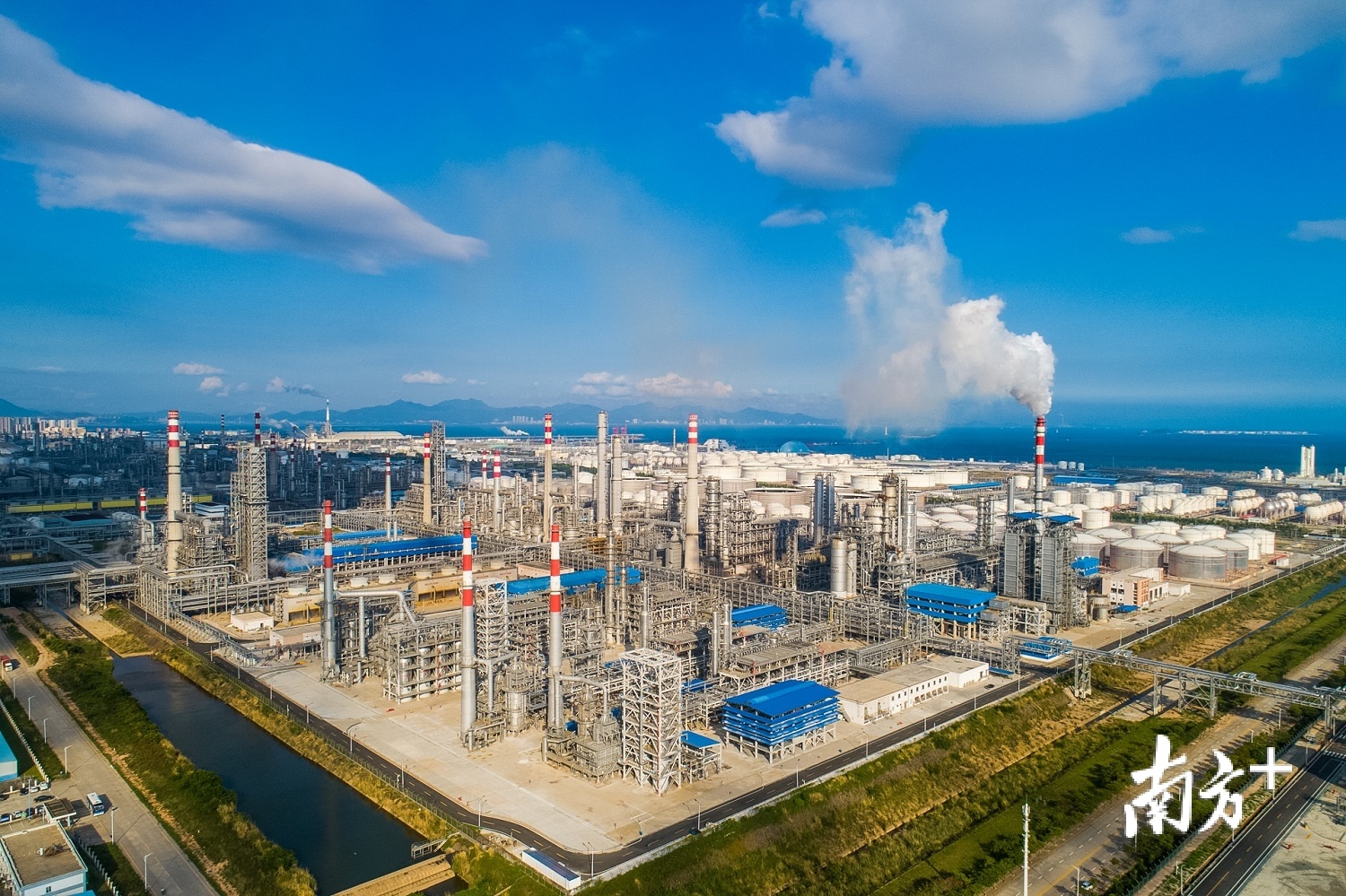 鸟瞰大亚湾石化区。 鸟瞰大亚湾石化区。