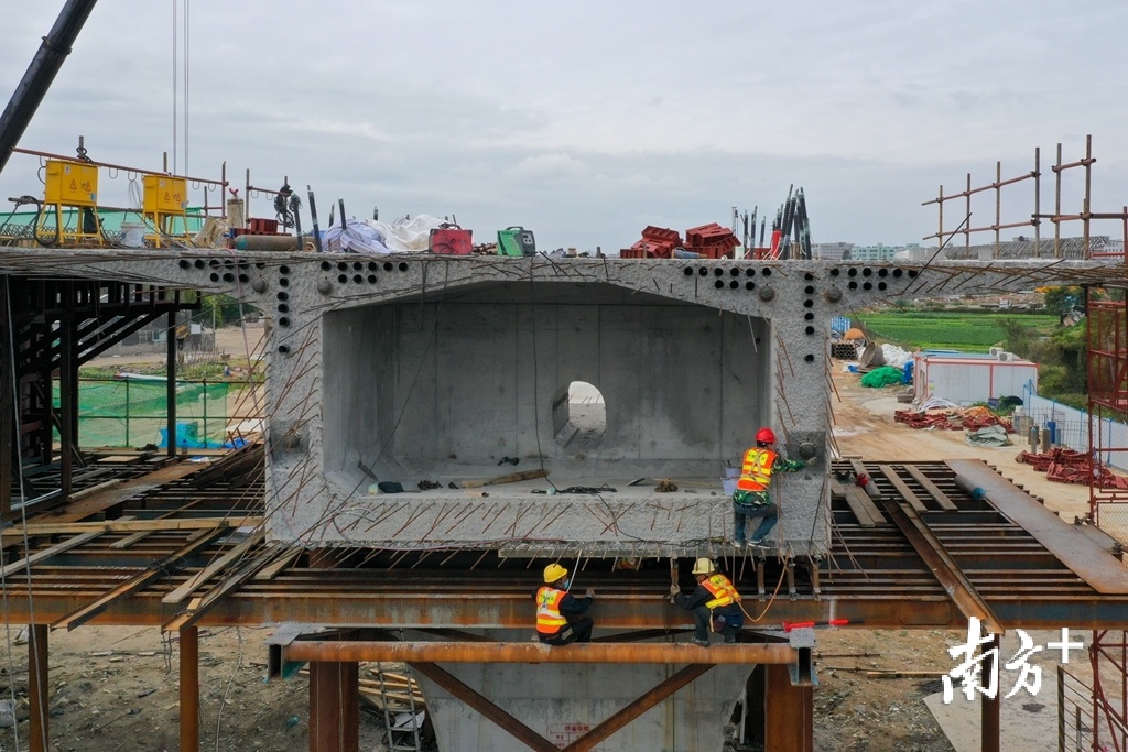 省市重点建设项目汕北大道澄海段凤翔路跨线桥施工现场。陈史摄