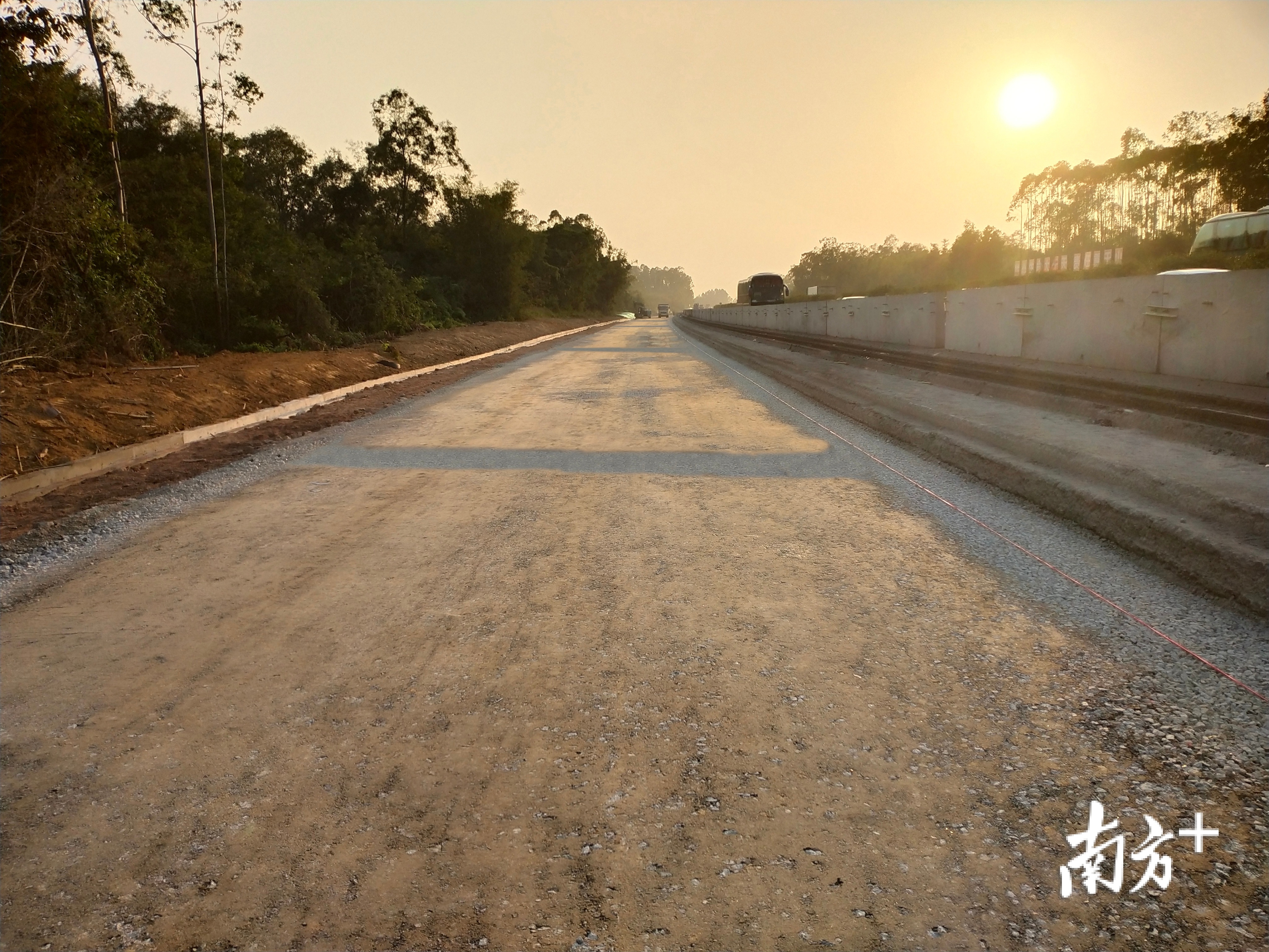 路床顶回填碎石路床顶回填碎石科学交通组织为路基施工护航"开阳高速