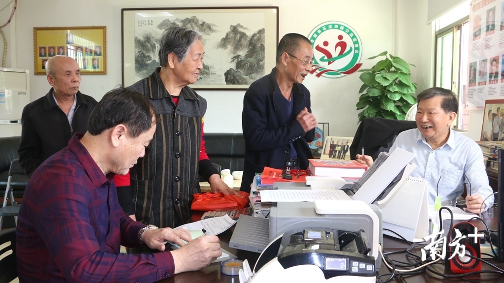 7年来，成田镇公益慈善会先后发放扶贫救助款913万元，受惠困难群众逾1万人次。