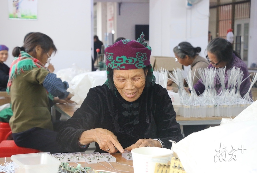 76岁的龙凤祝老人是扶贫车间年龄最大的工人,坚持每天“下楼上班”。 76岁的龙凤祝老人是扶贫车间年龄最大的工人,坚持每天“下楼上班”。