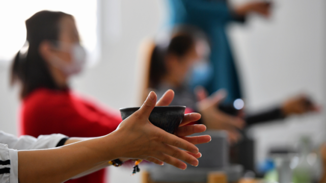 应对疫情影响，中小学老师、护士等“先上岗、再考证”