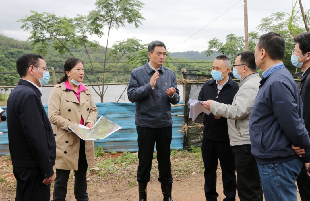 市委书记李红军在芙蓉山森林公园拾贝湖考察，并了解公园规划设计等情况。