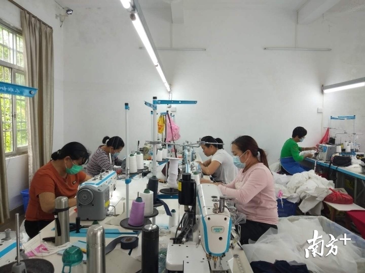 竹垌村制衣扶贫车间吸引周边不少贫困户就业。廖伟英 摄