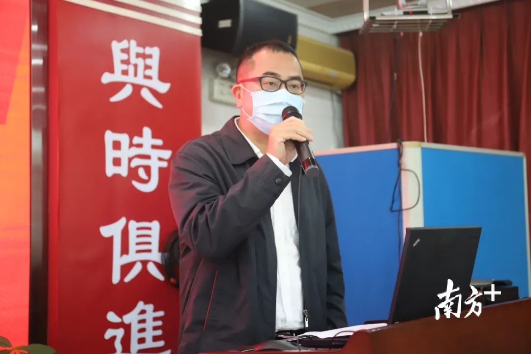 虎门镇委委员莫国庆讲话。 虎门镇委委员莫国庆讲话。