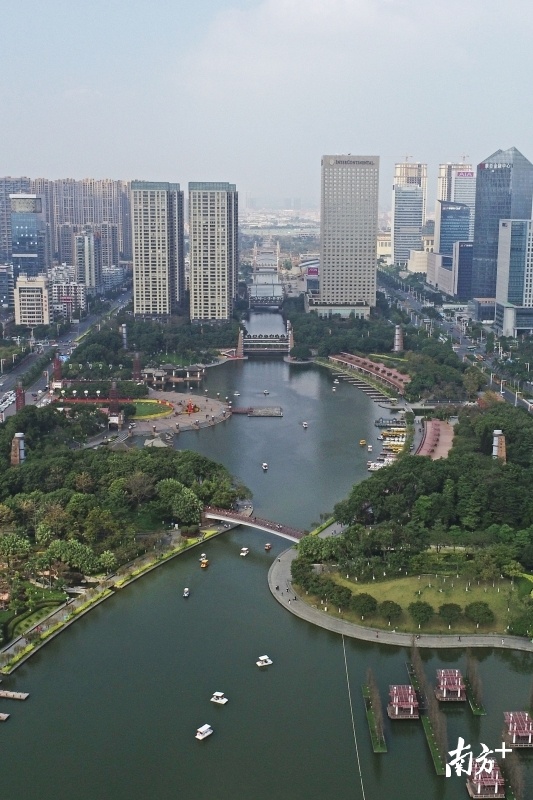 千灯湖中轴线上诞生了现代化的南海城市客厅，聚集了一大批优质的金融业与服务业企业。南方日报记者 戴嘉信 摄