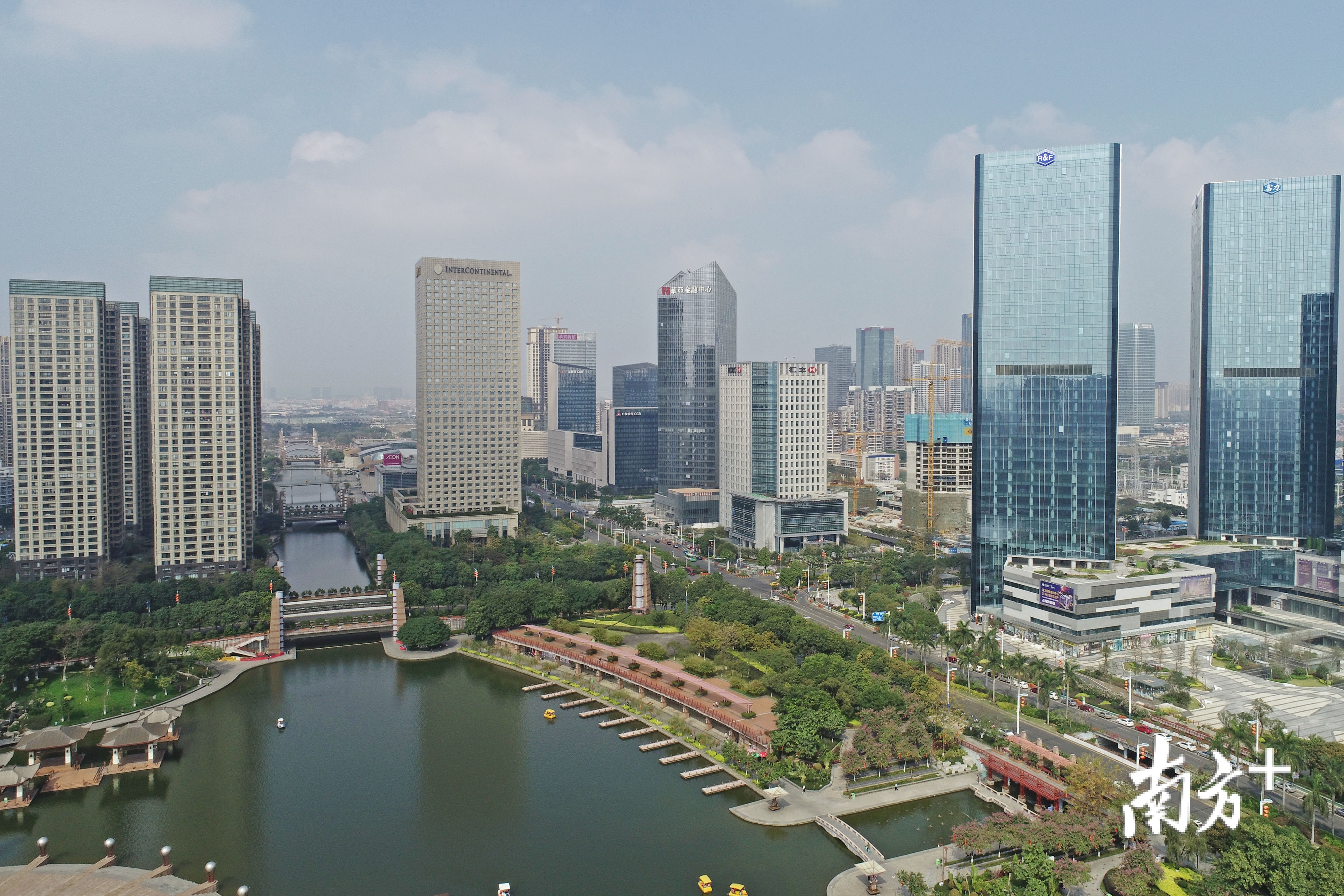  千灯湖城市轴线将进一步向南北延展，通过北延营造南海城市客厅、南拓强化与三龙湾功能联系，进一步优化中心城区辐射带动作用。南方日报记者 戴嘉信 摄