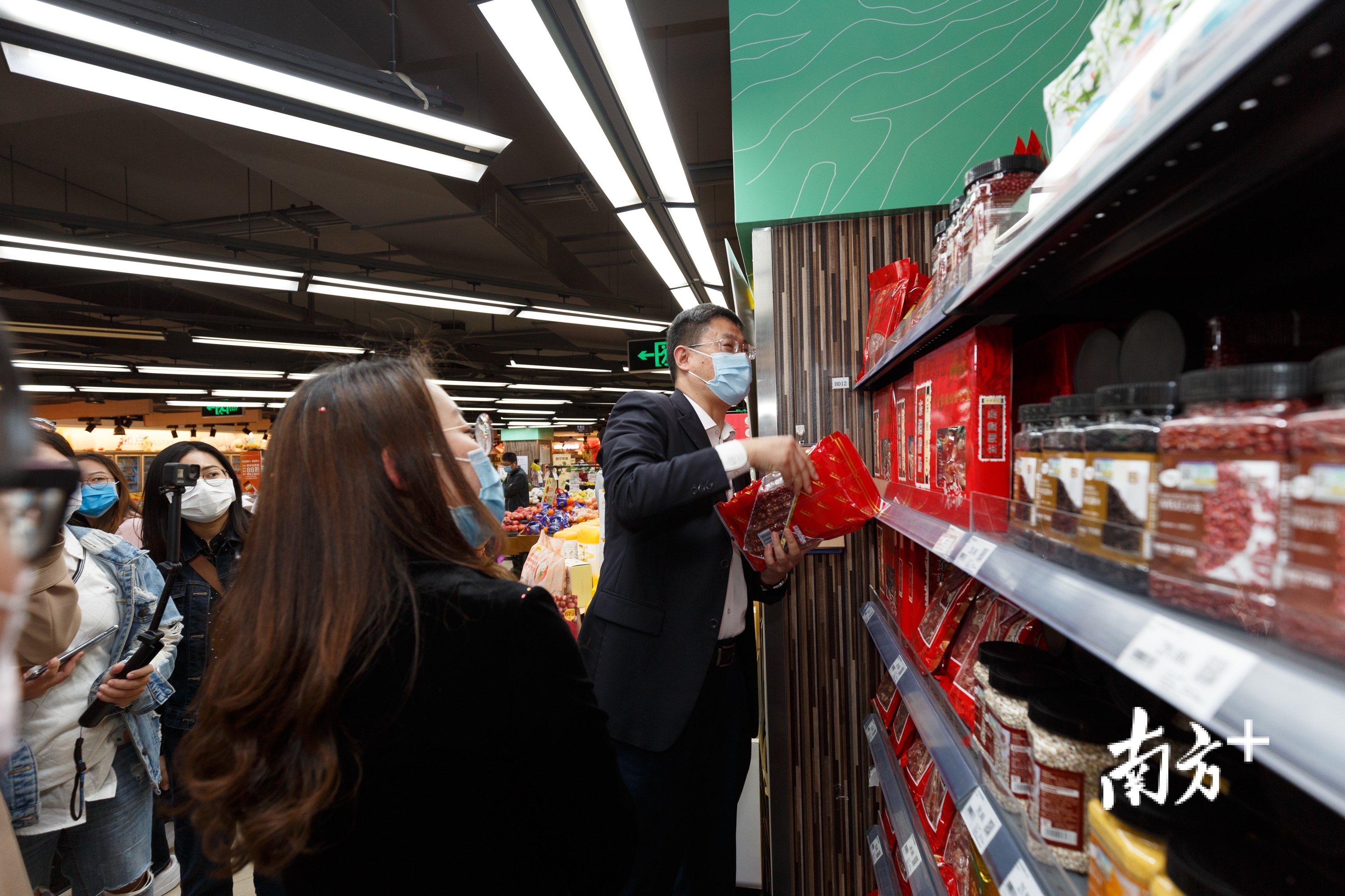 莞城街道党委书记曲洪淇选购旗峰腊味。