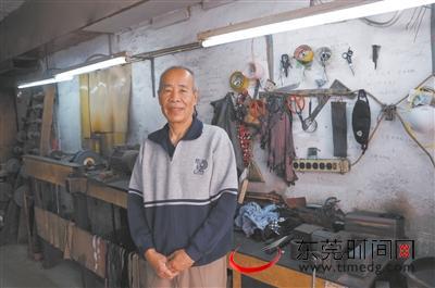 ▲汤锐洪老人坚守着老店铺34年了 