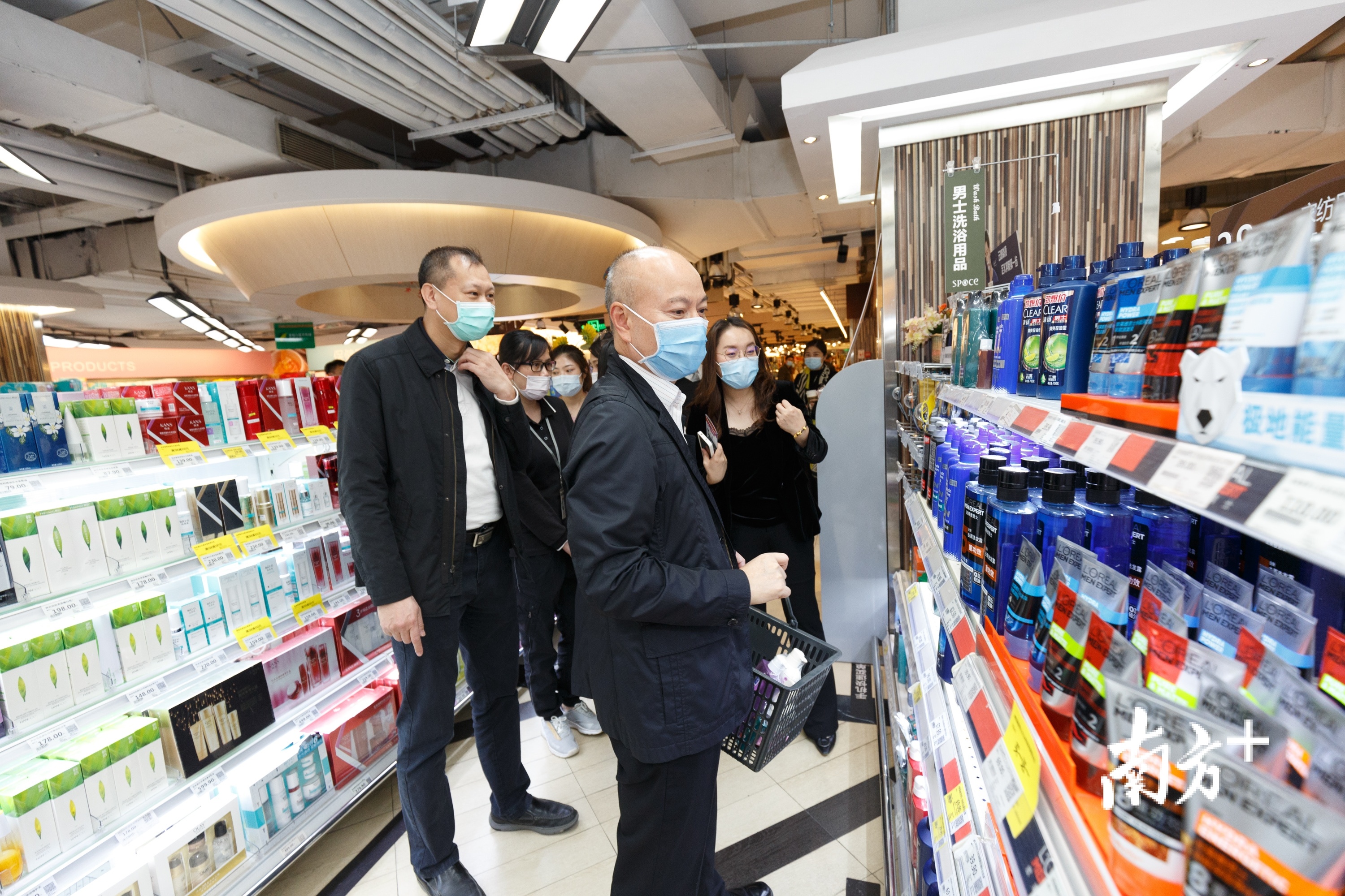 莞城街道党委副书记、办事处主任麦允谦选购莞产洗护用品。