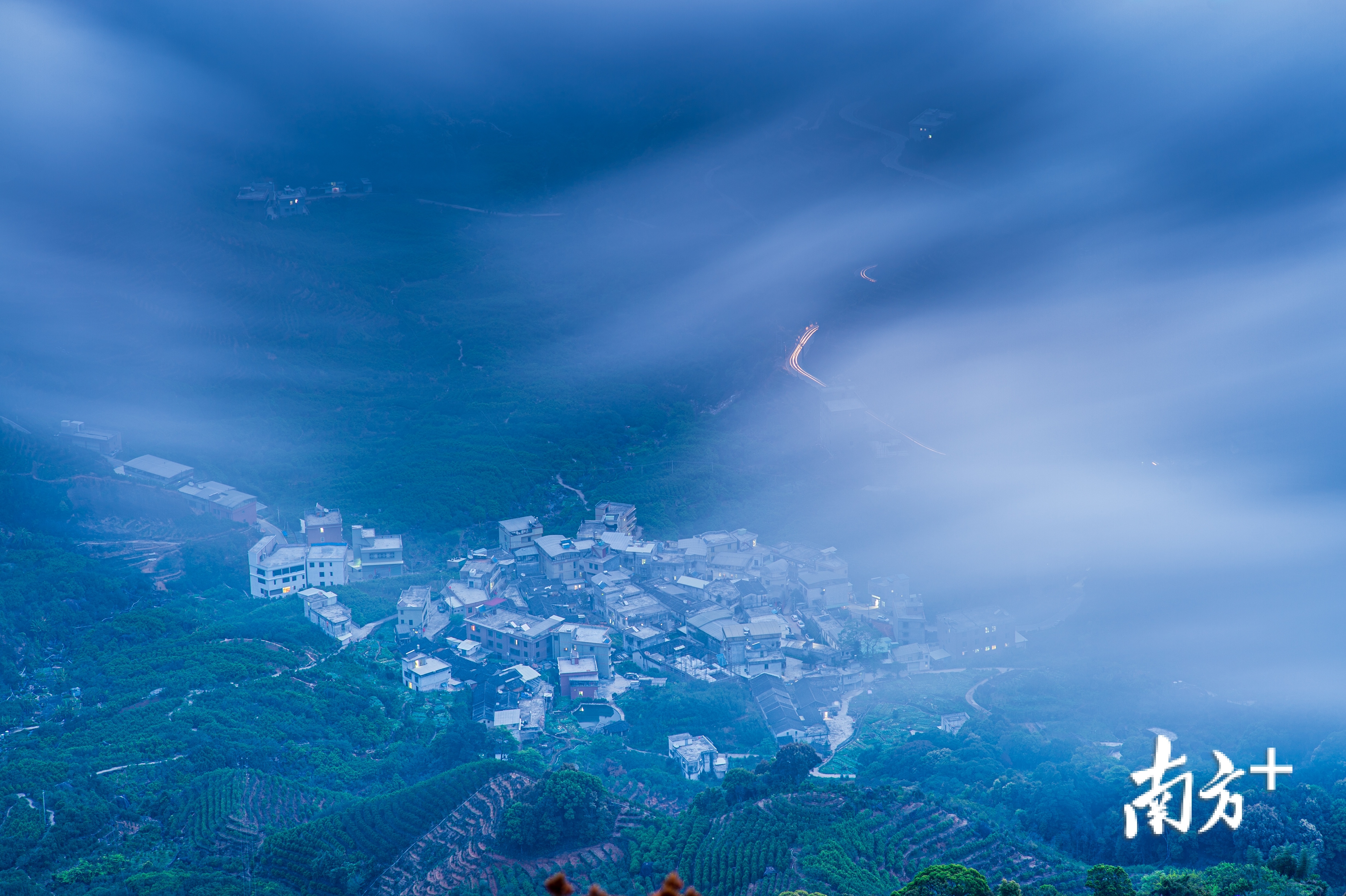 3月的潮州凤凰山,云海环绕,满山的茶园一片绿油油,犹如人间仙境。陈文歆 摄 3月的潮州凤凰山,云海环绕,满山的茶园一片绿油油,犹如人间仙境。陈文歆 摄