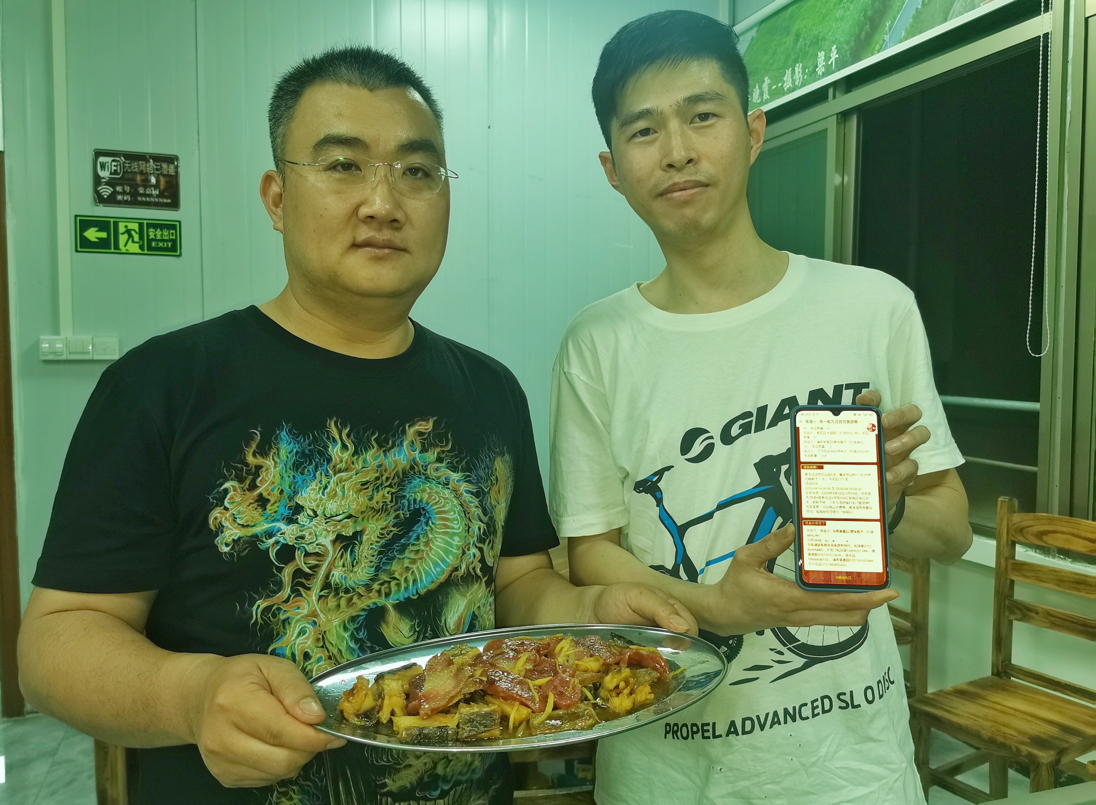 中奖市民到线下兑换美食