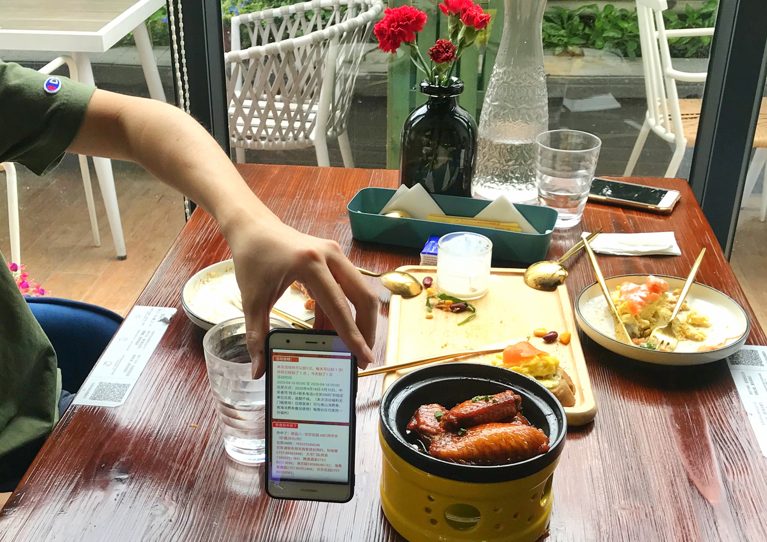 中奖市民到线下兑换美食,拉动消费