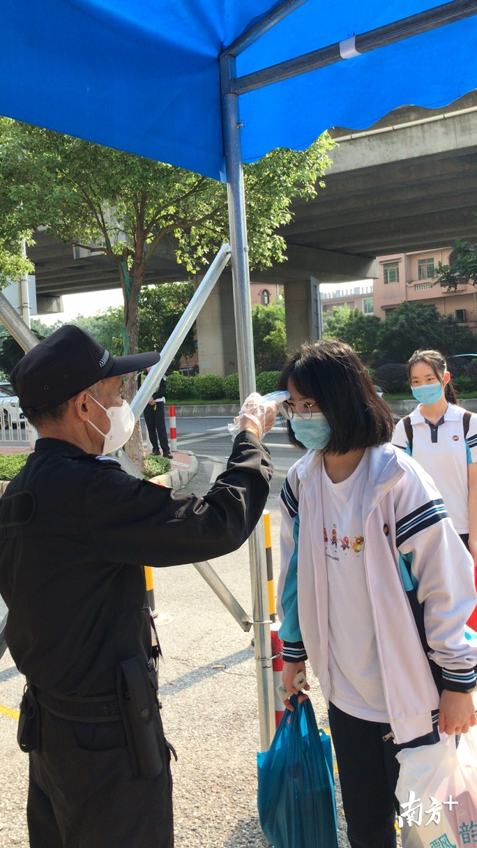 校门处学生体温检测。