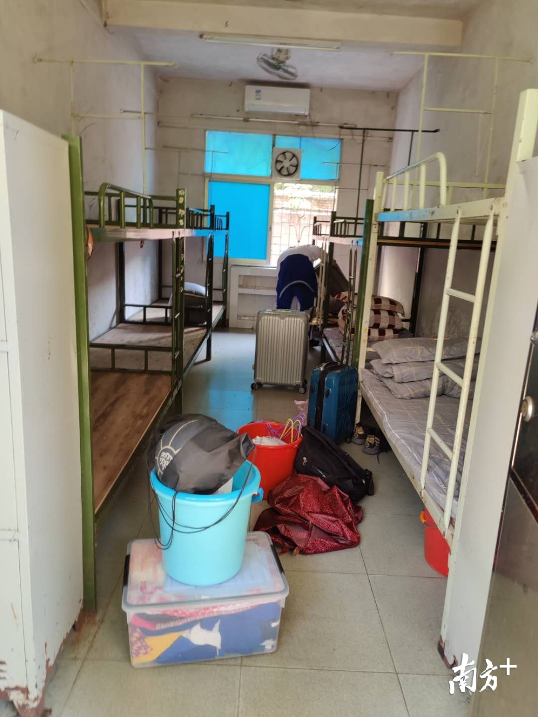 韶关市一中实验学校学生在宿舍整理内务。