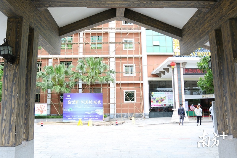 酒店外墙在疫情期间翻新