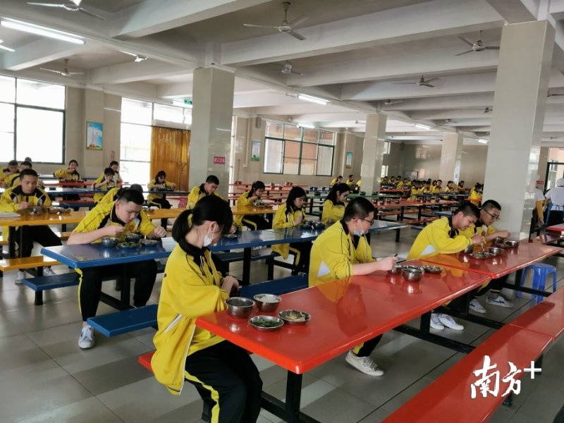 新会区尚雅学校学生就餐时，保持一定的间隔距离。