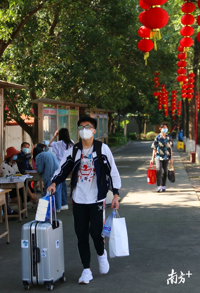 英德一中学生陆续返校.陈咏怀摄