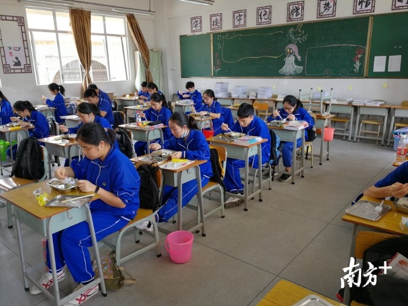 由于场地限制，江门多校采取安排学生在教室内就餐。图为江海区麻园中学