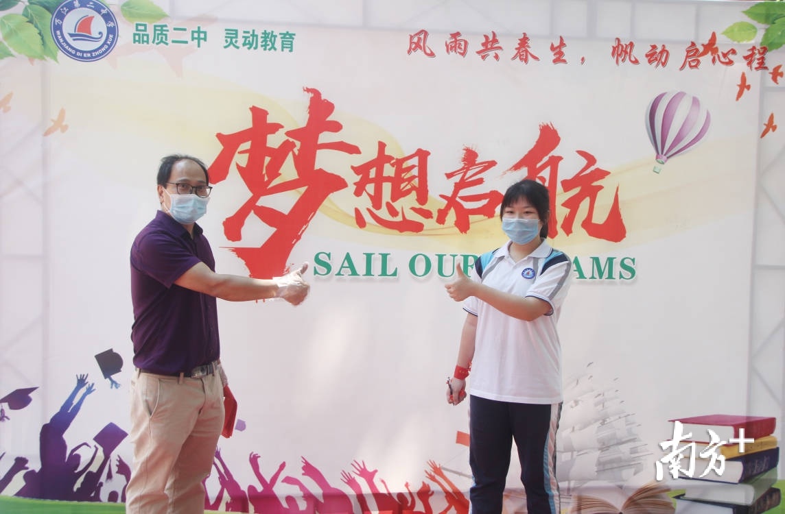 万江二中过“凯旋门”仪式。 万江二中过“凯旋门”仪式。