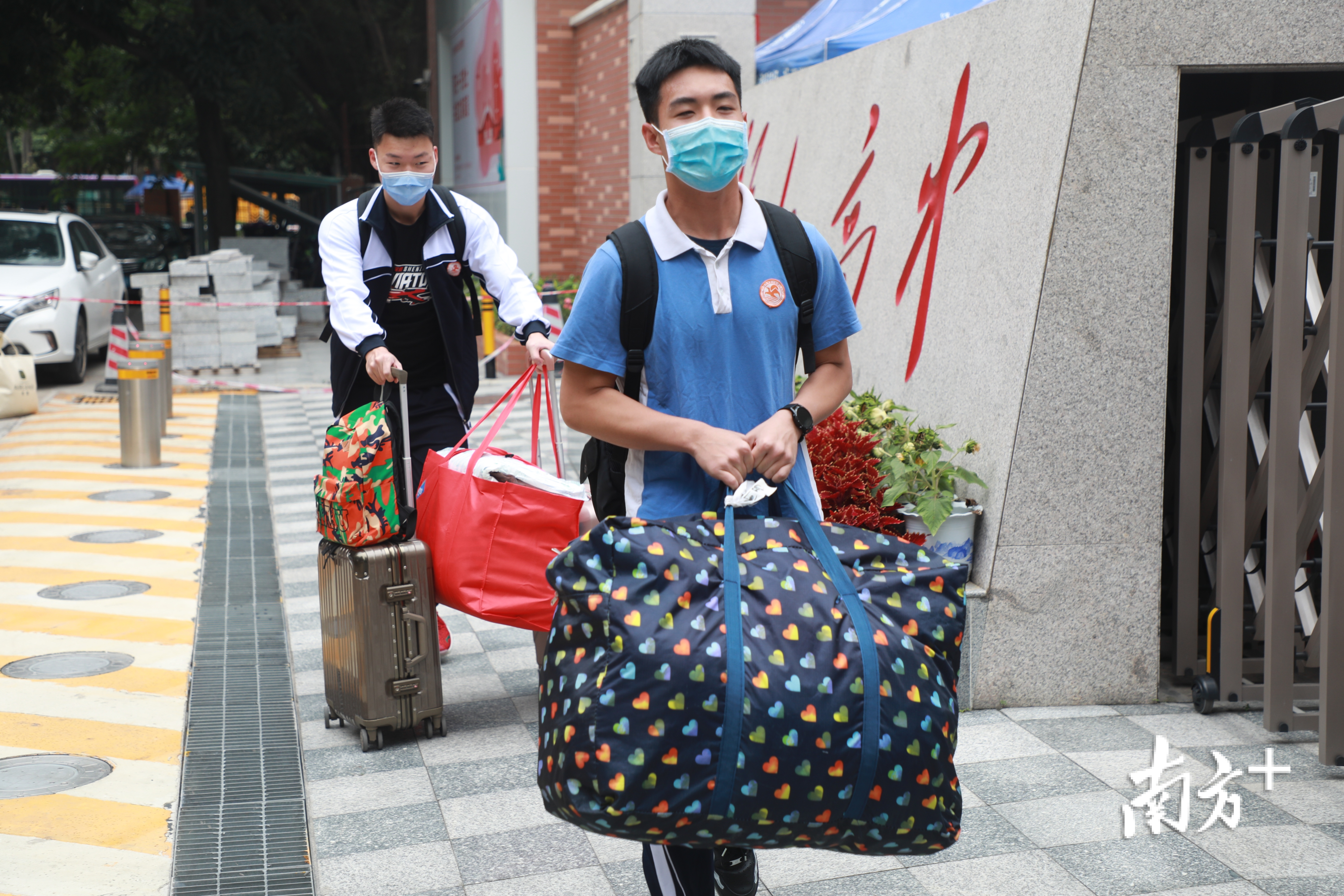 入校走S形、开学调座位、启用备用宿舍,直击深圳高三住宿生返校