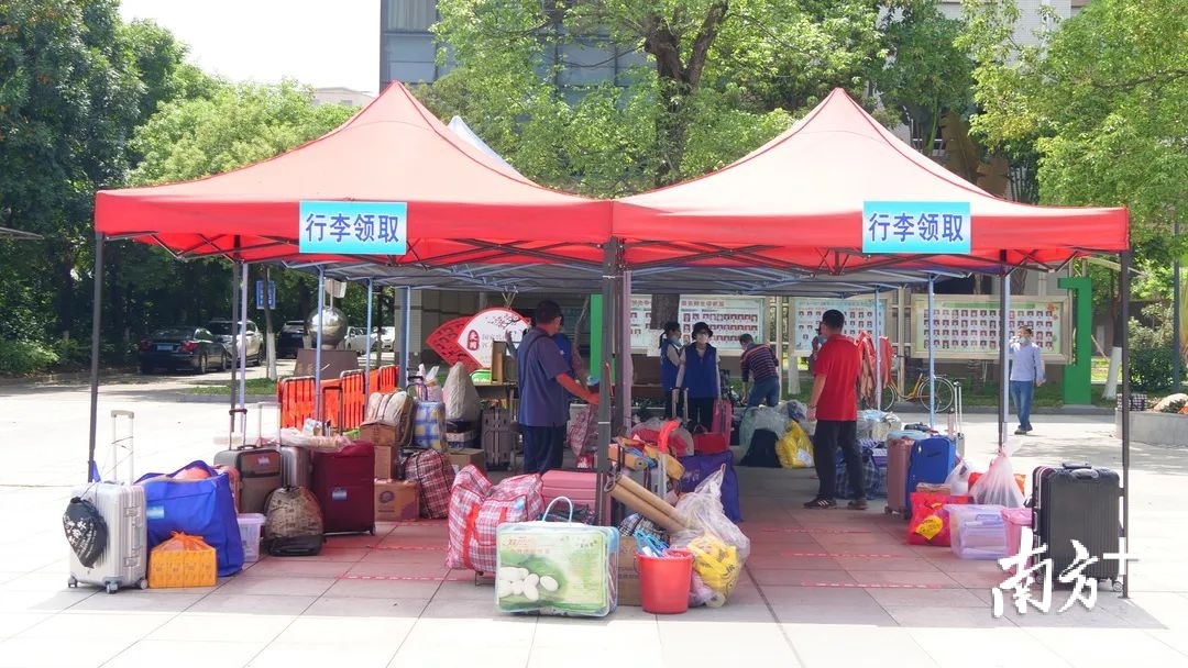 万江中学校园行李领取处。