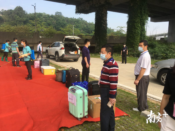 校长亲自在校外停车点迎候学生。