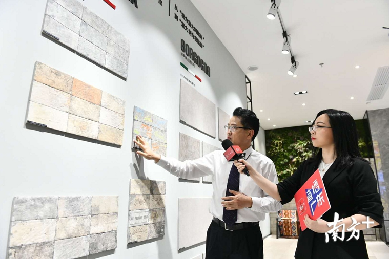 张旗康向网友直播介绍瓷砖产品。南方日报记者 戴嘉信 摄