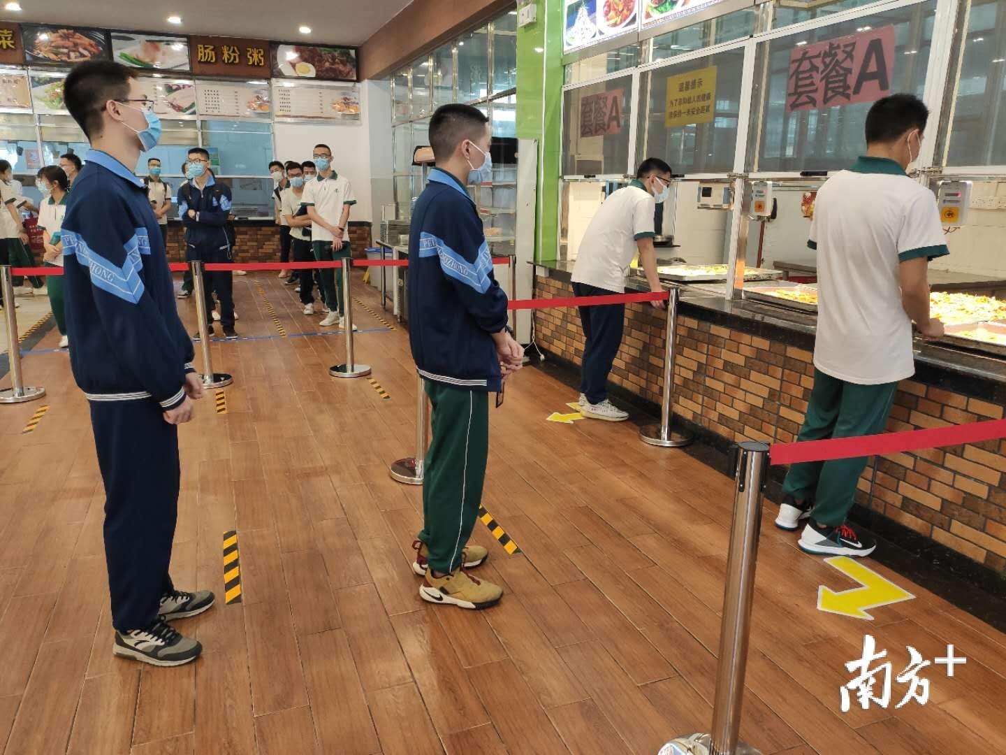 培英高中安排学生分批点餐取餐。