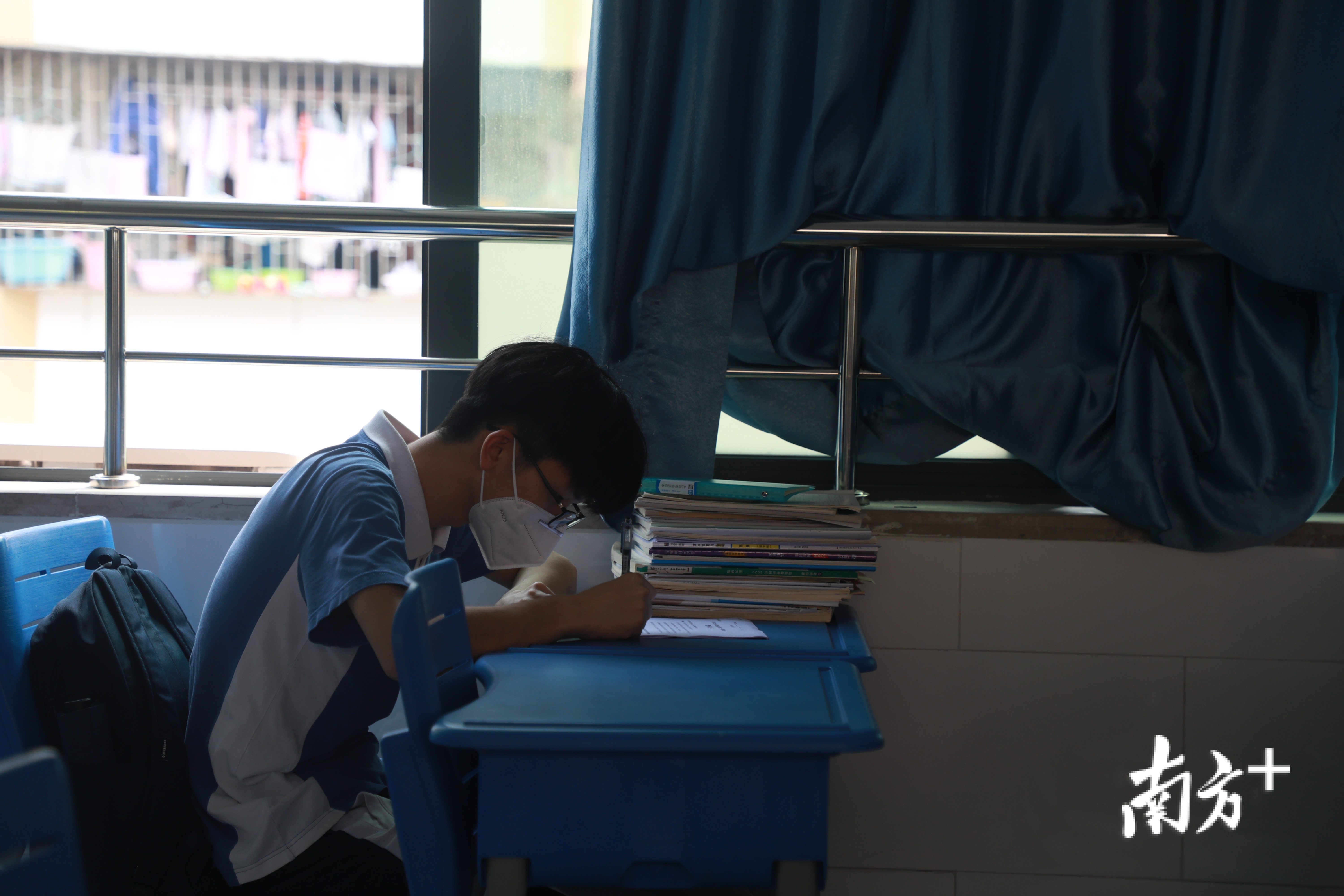 入校走S形、开学调座位、启用备用宿舍,直击深圳高三住宿生返校