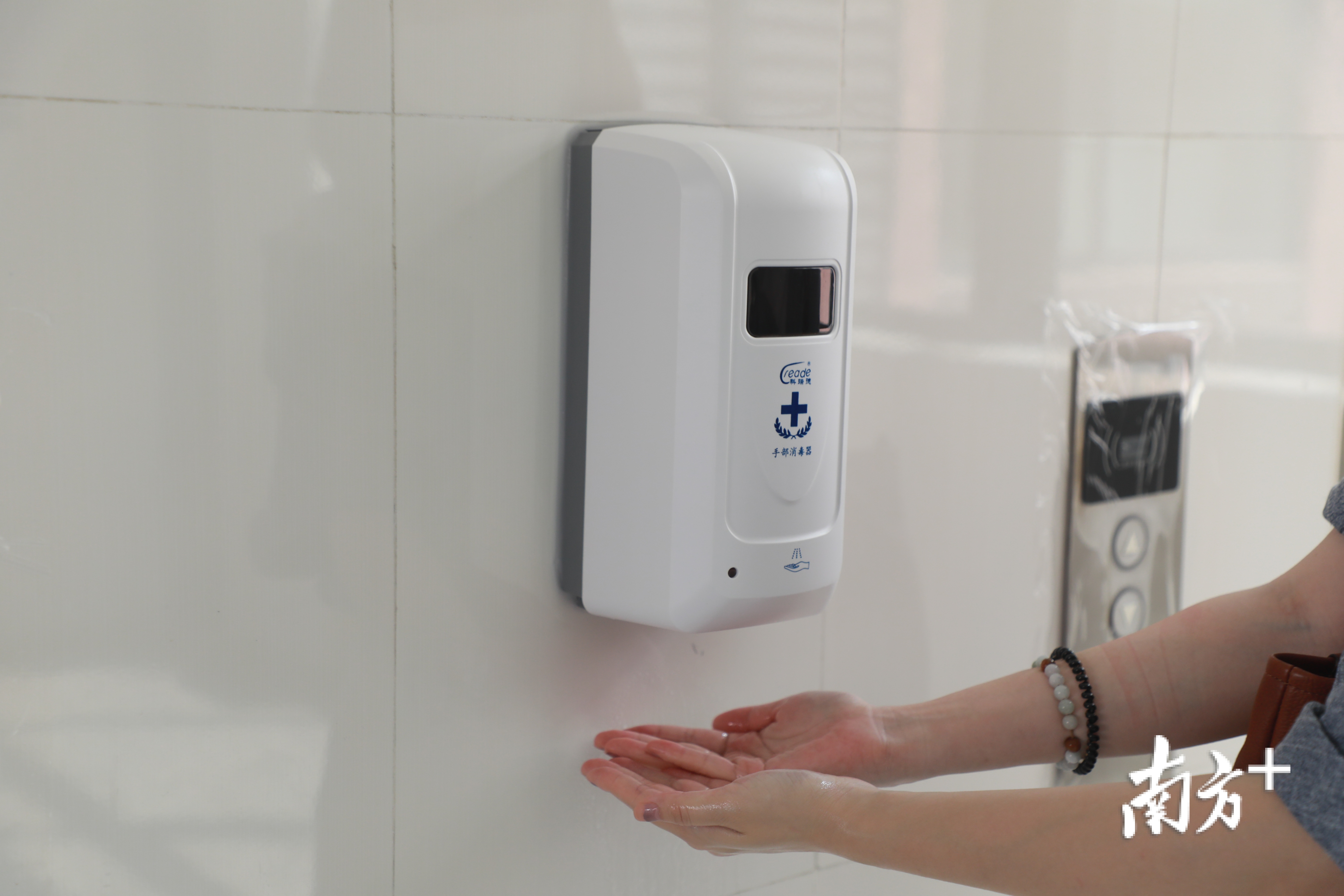 入校走S形、开学调座位、启用备用宿舍,直击深圳高三住宿生返校