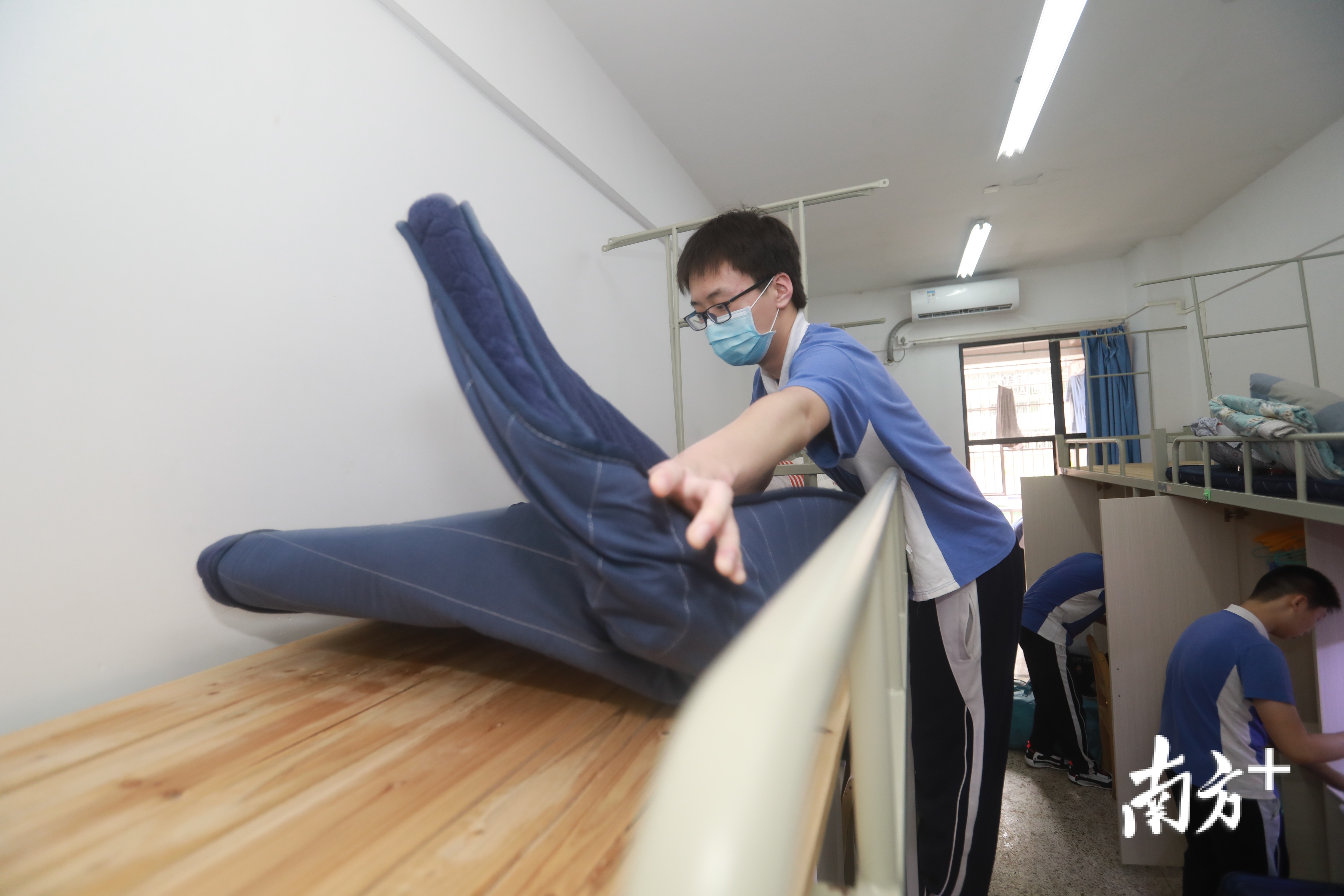 入校走S形、开学调座位、启用备用宿舍,直击深圳高三住宿生返校