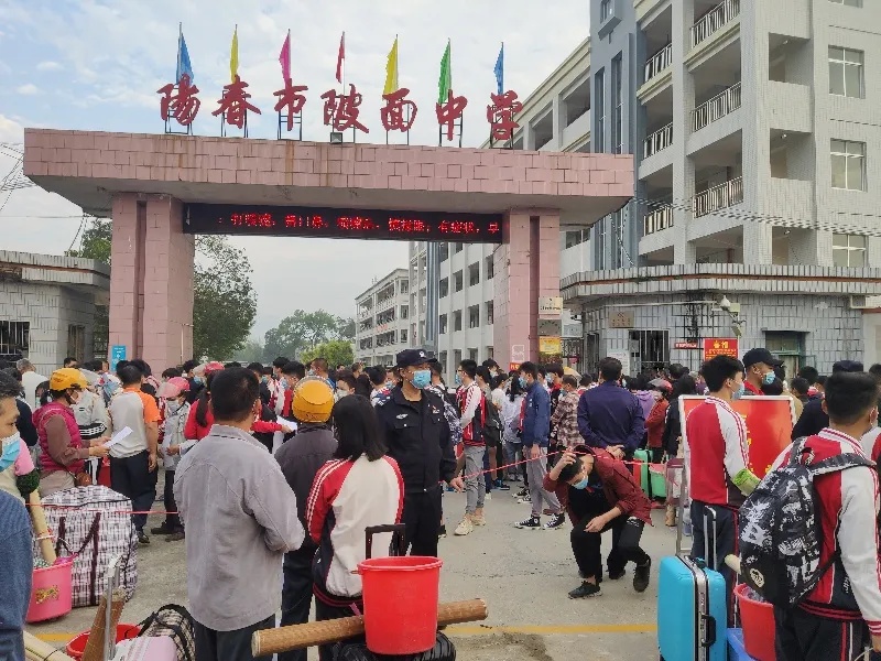 护航返校复学多图直击开学首日