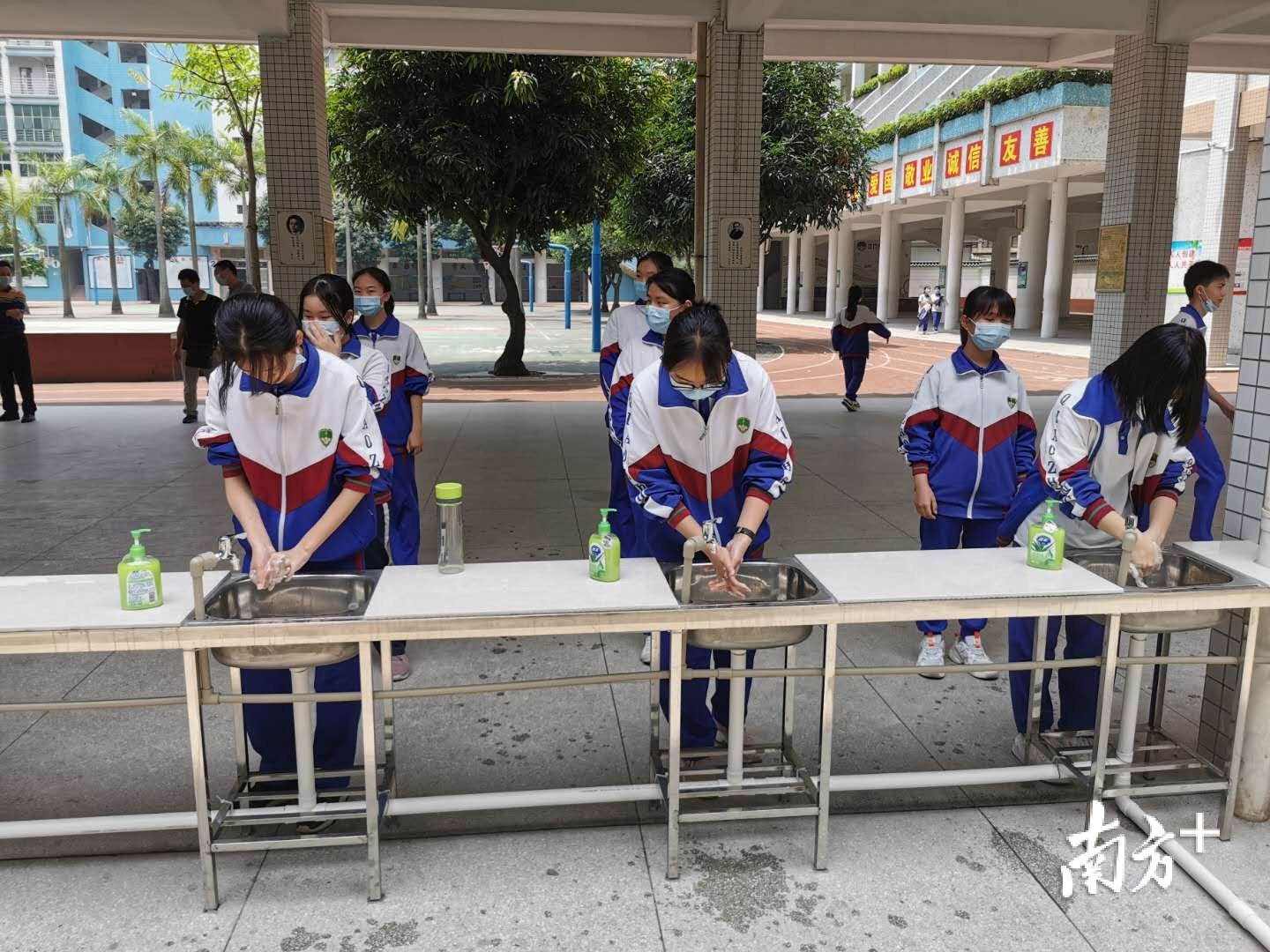 江门市华侨中学学生就餐前需要洗手消毒。