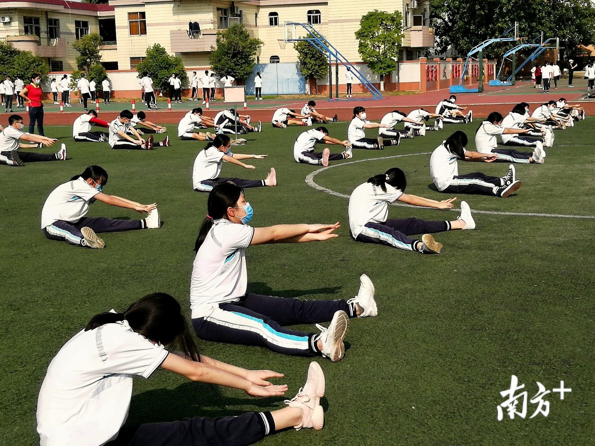 万江二中学生进行大课间运动。