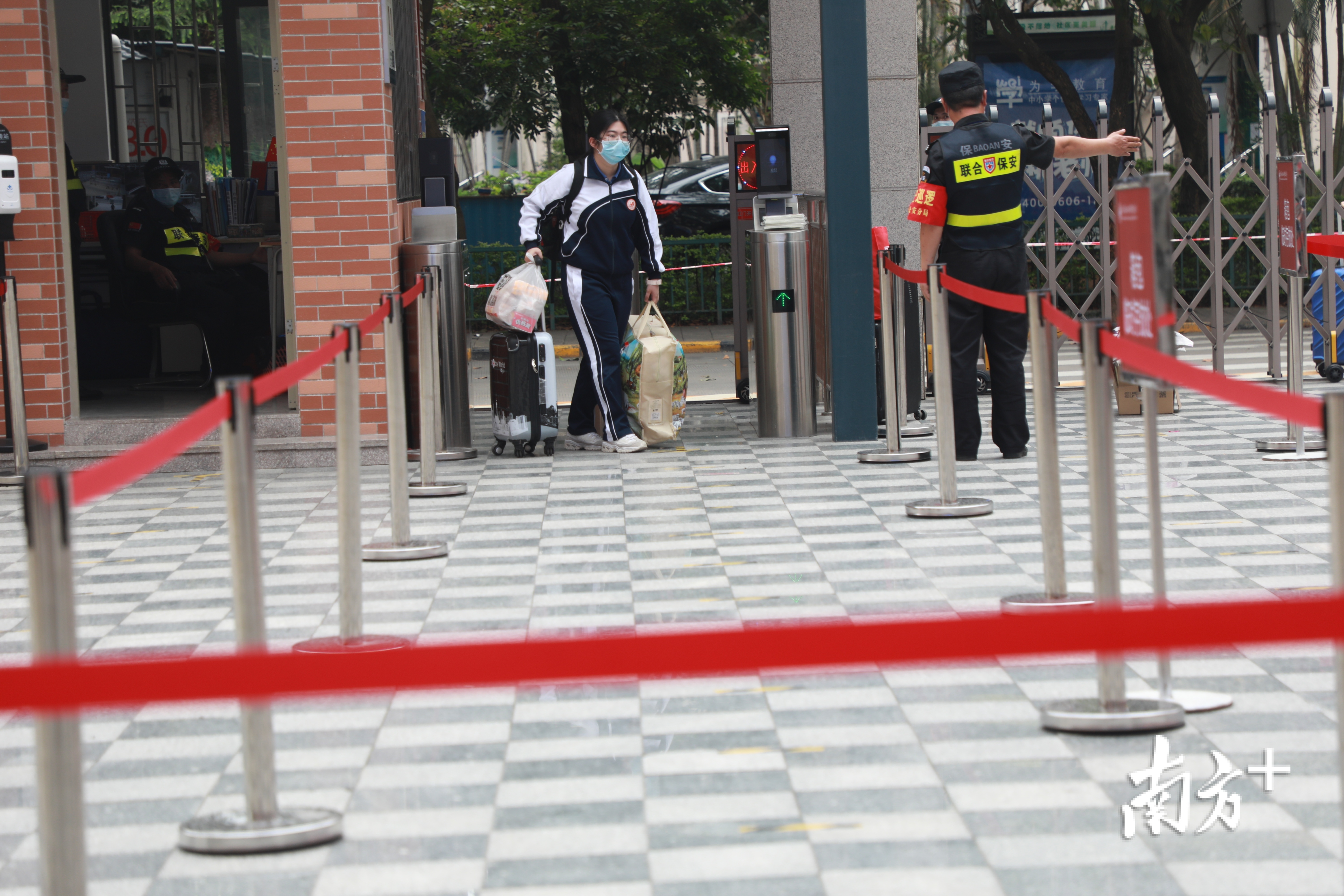 入校走S形、开学调座位、启用备用宿舍,直击深圳高三住宿生返校