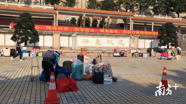 摆渡车将学生行李运到校内固定地点。学生来取走拿回宿舍。